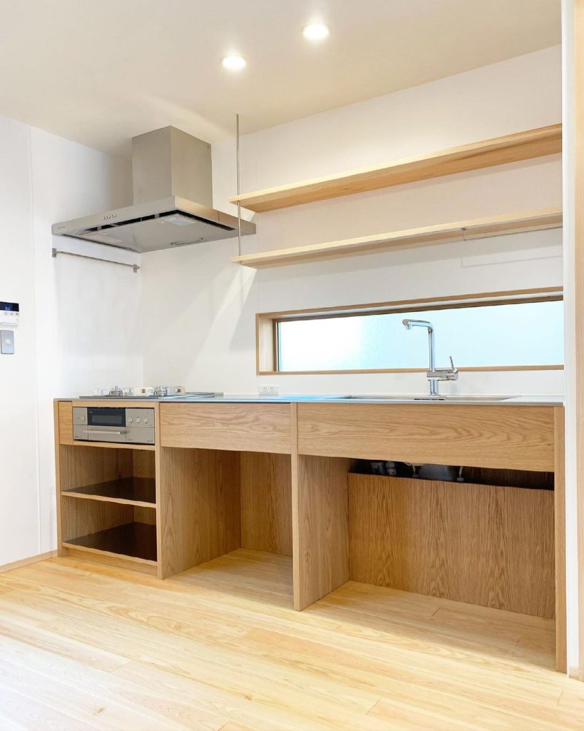 キッチン高さを最適化してより料理がしやすいデザインに　ランダムオークの壁付けキッチン